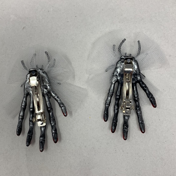 Pair Skeleton hands hair clips Halloween hair accessories - Picture 5 of 9